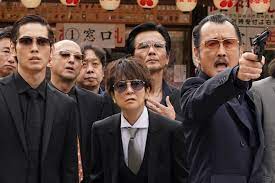 การแสดงสดของคลิปภาพยนตร์ของสามีภรรยาบ้าน แสดงให้เห็นว่า Tatsu จัดการกับ 'Mafia Boss' ในพื้นที่